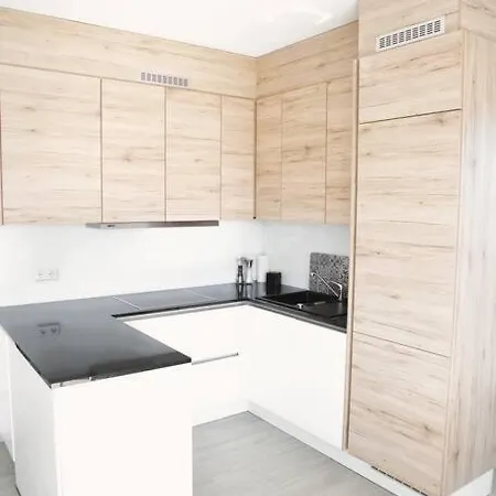 Lovely Modern 1 Bedroom *