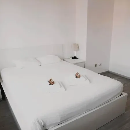 Lovely Modern 1 Bedroom *