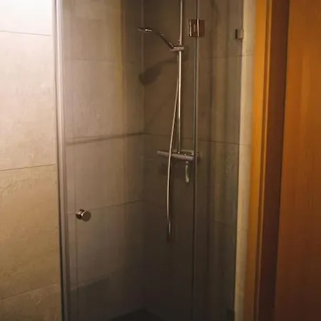 Lovely Modern 1 Bedroom *