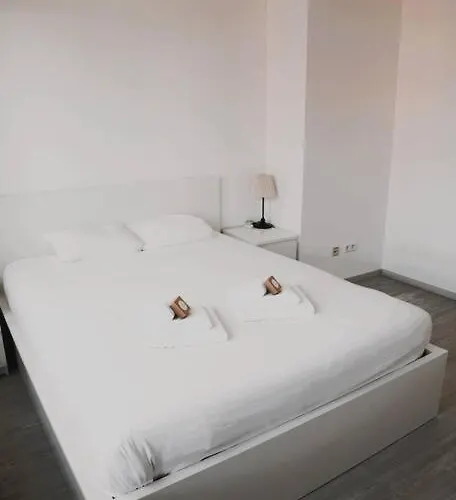 Lovely Modern 1 Bedroom *