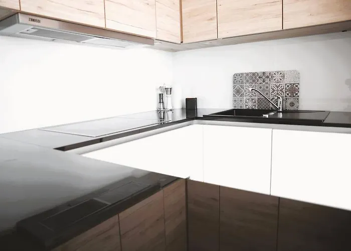 Апартаменты Lovely Modern 1 Bedroom